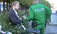 Polizist wird mit Dildo angegriffen